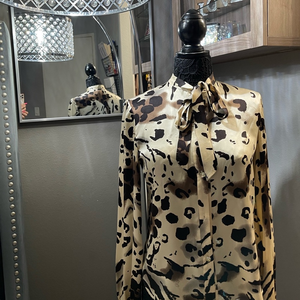 Avenue Montaigne Women Blouse perfect for a business woman.